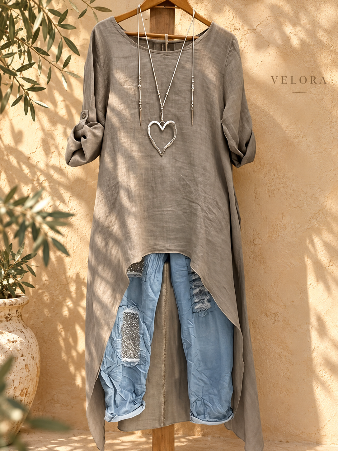 VELORA high-low-blouse look 1 on Mediterranean plaster